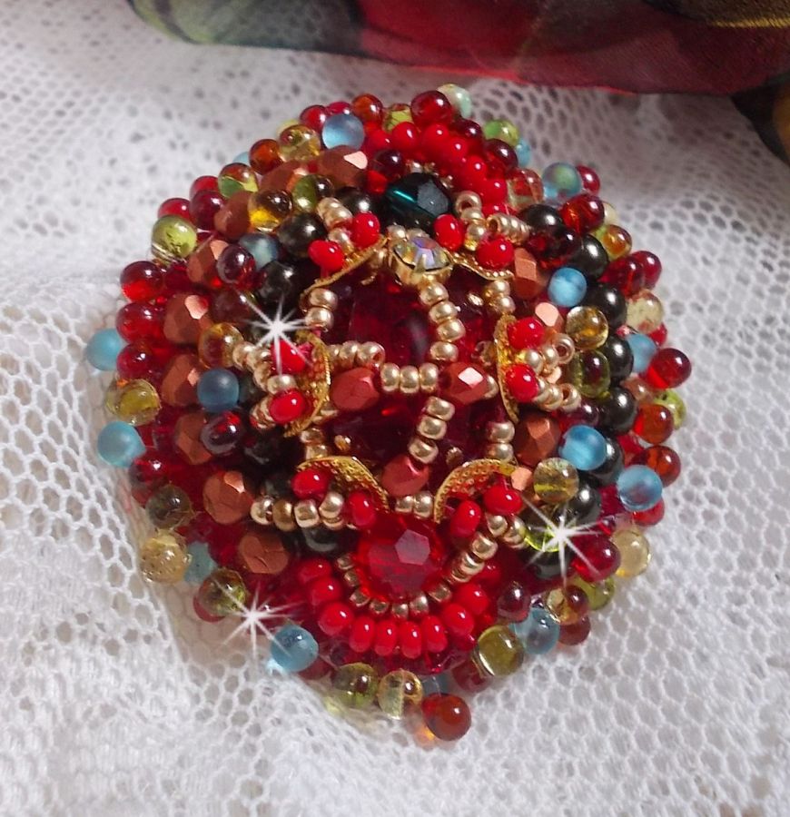 Bague Mia brodée avec un cabochon Baroque Vintage Asiatique ruby et des perles très fines.