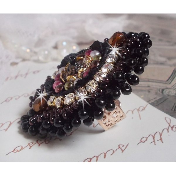 Bague Midnight Daisy brod&eacute;e avec des perles nacr&eacute;es noires, des chatons Cristal et des rocailles Miyuki