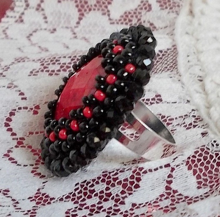 Bague Midnight in Paris brodée avec cabochon ovale résine, rocailles en verre, perles rondes aplaties et bague laiton