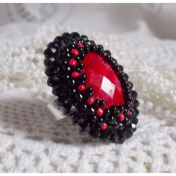 Bague Midnight in Paris brodée avec un cabochon facettée Rouge et des perles rondes noires