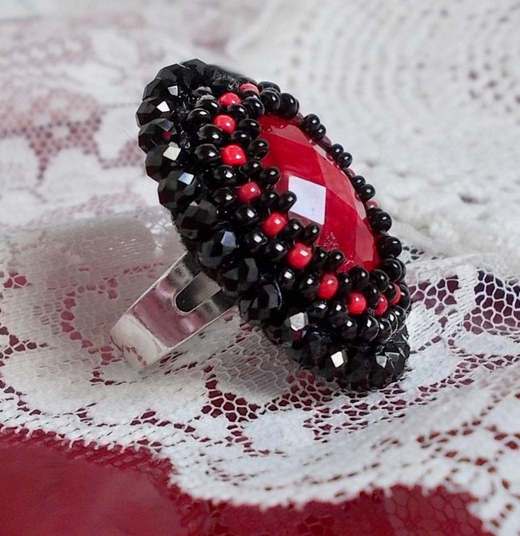 Bague Midnight in Paris brodée avec cabochon ovale résine, rocailles en verre, perles rondes aplaties et bague laiton