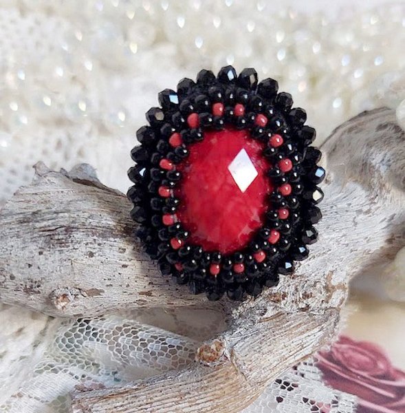 Bague Midnight in Paris brodée avec cabochon ovale résine, rocailles en verre, perles rondes aplaties et bague laiton