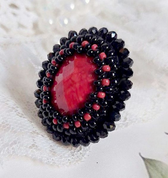 Bague Midnight in Paris brodée avec cabochon ovale résine, rocailles en verre, perles rondes aplaties et bague laiton