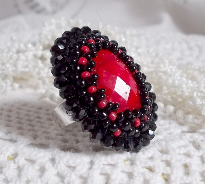 Bague Midnight in Paris brodée avec cabochon ovale résine, rocailles en verre, perles rondes aplaties et bague laiton