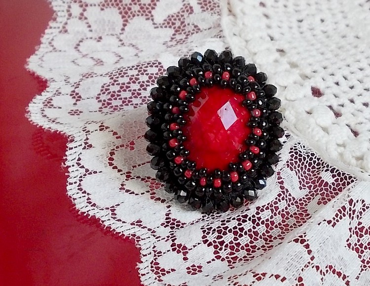Bague Midnight in Paris brodée avec cabochon ovale résine, rocailles en verre, perles rondes aplaties et bague laiton