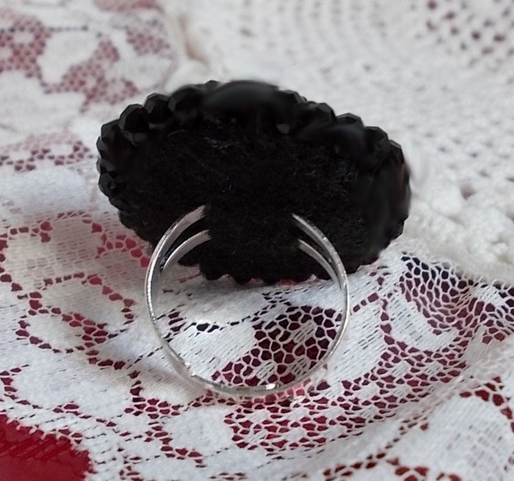 Bague Midnight in Paris brodée avec cabochon ovale résine, rocailles en verre, perles rondes aplaties et bague laiton