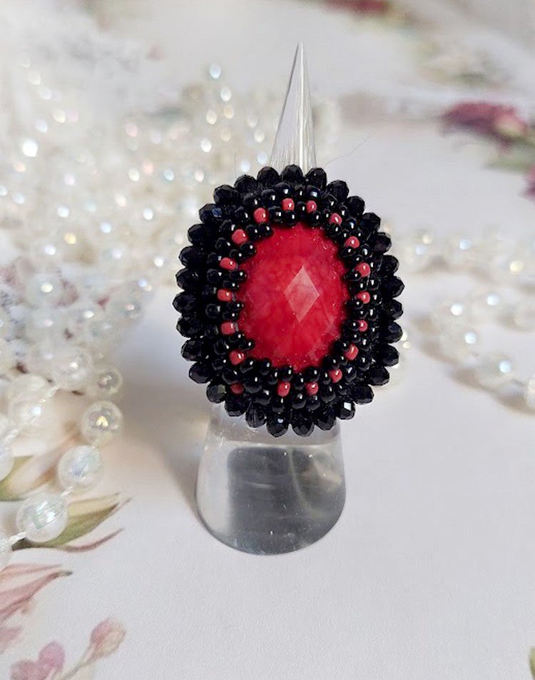 Bague Midnight in Paris brodée avec cabochon ovale résine, rocailles en verre, perles rondes aplaties et bague laiton