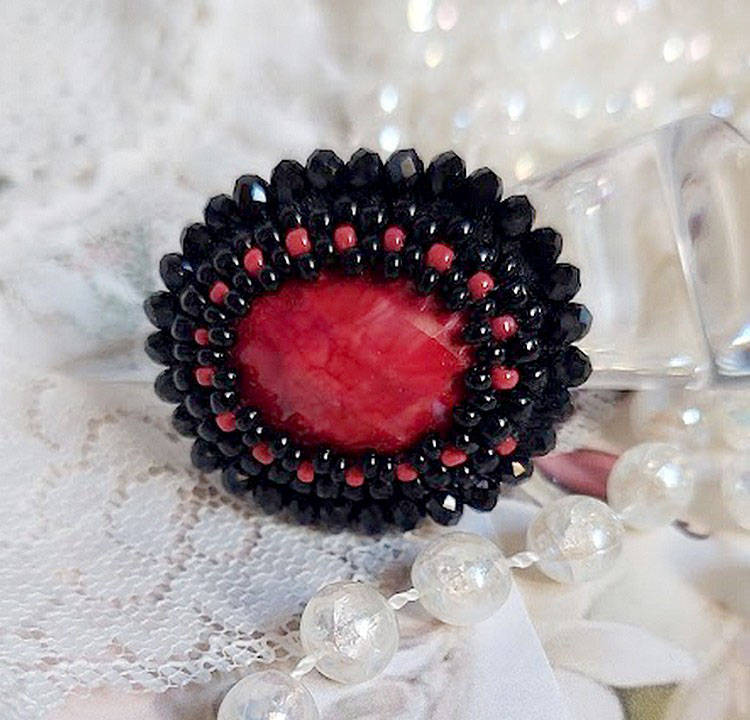 Bague Midnight in Paris brodée avec cabochon ovale résine, rocailles en verre, perles rondes aplaties et bague laiton