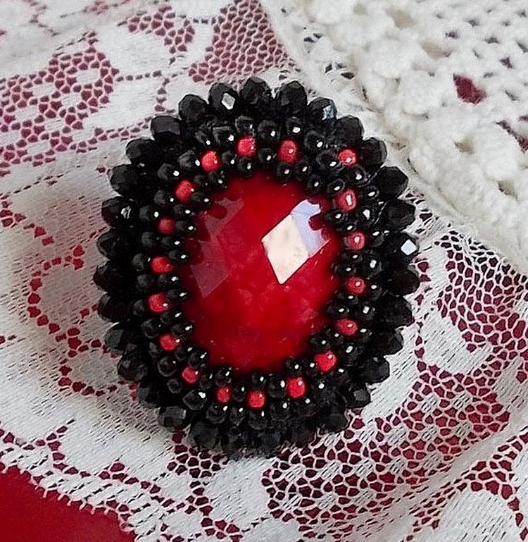 Bague Midnight in Paris brodée avec cabochon ovale résine, rocailles en verre, perles rondes aplaties et bague laiton