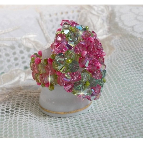 Bague Miss Lady mont&eacute;e avec une superposition de toupies en Cristal de qualit&eacute; AB, facettes de boh&egrave;me de m&ecirc;me qualit&eacute; et rocailles. L&rsquo;ensemble sont de deux couleurs : le Rose et le Vert. El&eacute;gance