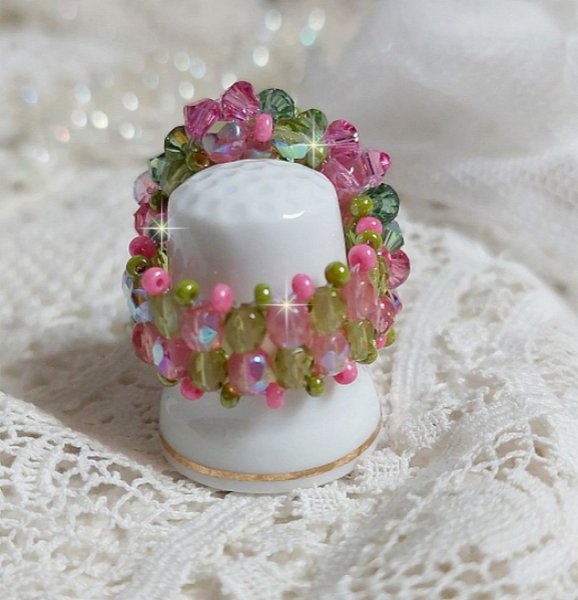 Bague Miss Lady mont&eacute;e avec une superposition de toupies en Cristal de qualit&eacute; AB, facettes de boh&egrave;me de m&ecirc;me qualit&eacute; et rocailles. L&rsquo;ensemble sont de deux couleurs : le Rose et le Vert. El&eacute;gance