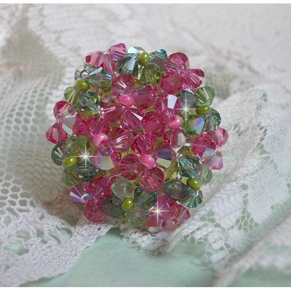 Bague Miss Lady mont&eacute;e avec une superposition de toupies en Cristal de qualit&eacute; AB, facettes de boh&egrave;me de m&ecirc;me qualit&eacute; et rocailles. L&rsquo;ensemble sont de deux couleurs : le Rose et le Vert. El&eacute;gance