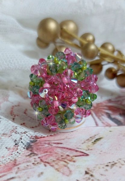 Bague Miss Lady mont&eacute;e avec une superposition de toupies en Cristal de qualit&eacute; AB, facettes de boh&egrave;me de m&ecirc;me qualit&eacute; et rocailles. L&rsquo;ensemble sont de deux couleurs : le Rose et le Vert. El&eacute;gance