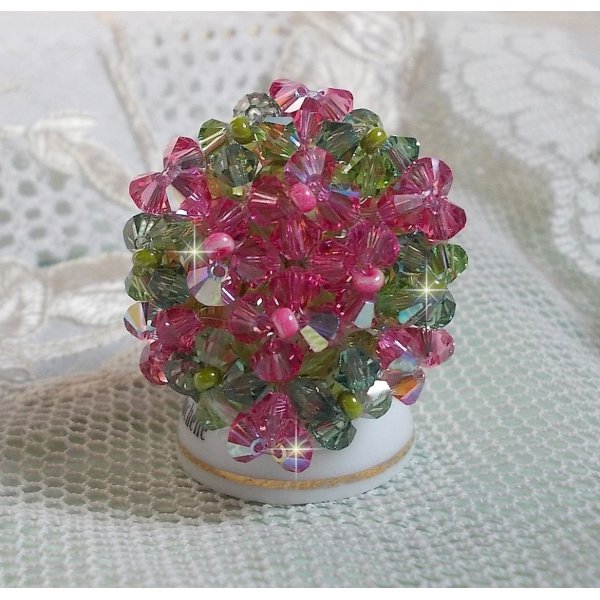 Bague Miss Lady mont&eacute;e avec une superposition de toupies en Cristal de qualit&eacute; AB, facettes de boh&egrave;me de m&ecirc;me qualit&eacute; et rocailles. L&rsquo;ensemble sont de deux couleurs : le Rose et le Vert. El&eacute;gance