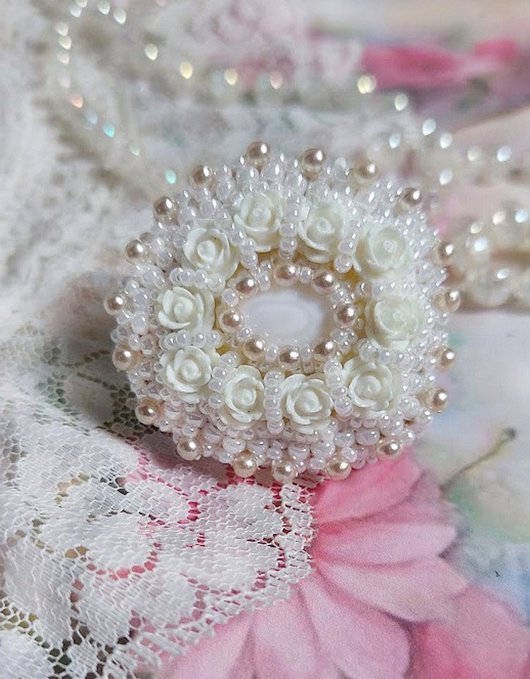 Bague Nuages Blancs brodée avec une nacre naturel, roses résines, perles nacrées, rocailles verres et bague rhodié