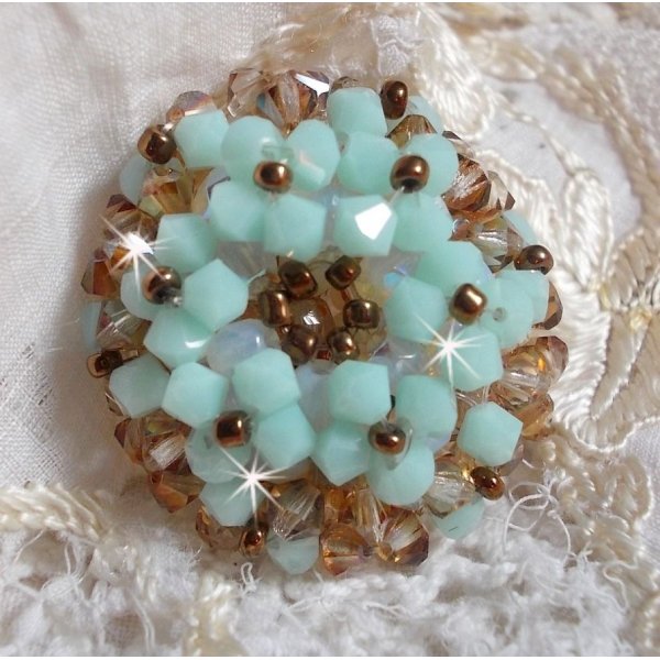 Bague N&eacute;nuphar mont&eacute;e avec toupies Menthe et Light Smoked Topaz en Cristal de Swarovski, facettes en Verre de Boh&egrave;me de m&ecirc;me couleur que les cristaux, entrecrois&eacute;es avec des rocailles Dark Bronze 