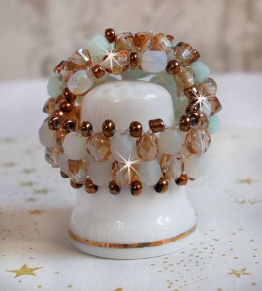 Bague N&eacute;nuphar mont&eacute;e avec toupies Menthe et Light Smoked Topaz en Cristal de Swarovski, facettes en Verre de Boh&egrave;me de m&ecirc;me couleur que les cristaux, entrecrois&eacute;es avec des rocailles Dark Bronze 