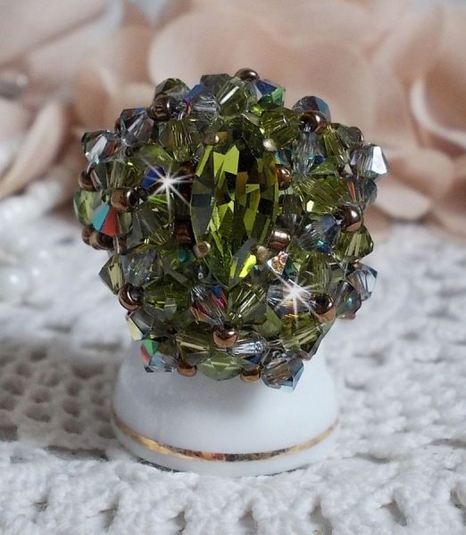 Bague Olivine avec des Cristaux de Swarovski et des perles de boh&ecirc;me