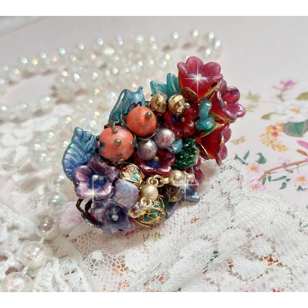 Bague Onia pour une composition florale cr&eacute;&eacute;e avec des cristaux, fleurs : perles, clochettes, pens&eacute;es, gouttes Druzy,  pierre de gemme : le Corail, perles cloisonn&eacute;es et bague ovale en Laiton