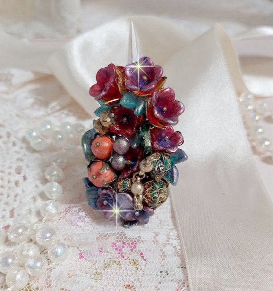 Bague Onia pour une composition florale cr&eacute;&eacute;e avec des cristaux, fleurs : perles, clochettes, pens&eacute;es, gouttes Druzy,  pierre de gemme : le Corail, perles cloisonn&eacute;es et bague ovale en Laiton