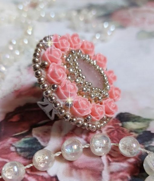 Bague Parisian Roses brod&eacute;e avec une pierre de gemme : le Quartz Rose orn&eacute; de cabochons ronds en forme de rose avec des rocailles Argent&eacute;es japonaises en verre, le tout est mont&eacute; sur bague en laiton