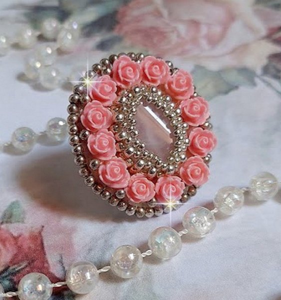Bague Parisian Roses brod&eacute;e avec une pierre de gemme : le Quartz Rose orn&eacute; de cabochons ronds en forme de rose avec des rocailles Argent&eacute;es japonaises en verre, le tout est mont&eacute; sur bague en laiton
