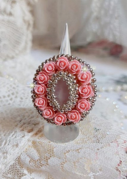 Bague Parisian Roses brod&eacute;e avec une pierre de gemme : le Quartz Rose orn&eacute; de cabochons ronds en forme de rose avec des rocailles Argent&eacute;es japonaises en verre, le tout est mont&eacute; sur bague en laiton