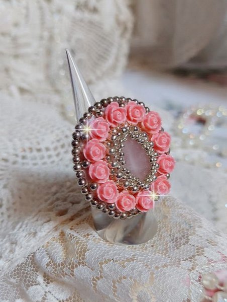 Bague Parisian Roses brod&eacute;e avec une pierre de gemme : le Quartz Rose orn&eacute; de cabochons ronds en forme de rose avec des rocailles Argent&eacute;es japonaises en verre, le tout est mont&eacute; sur bague en laiton