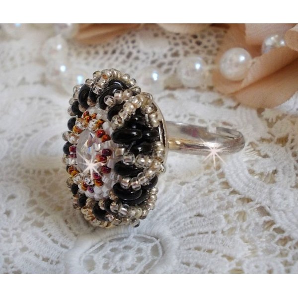 Bague Passion mont&eacute;e avec un cabochon en Cristal de Swarovski orn&eacute;e de rocailles aux couleurs : Noir, Gold Iris, Gold et Blanc avec des perles Twin Beads Noires sur support de bague argent&eacute; en Laiton