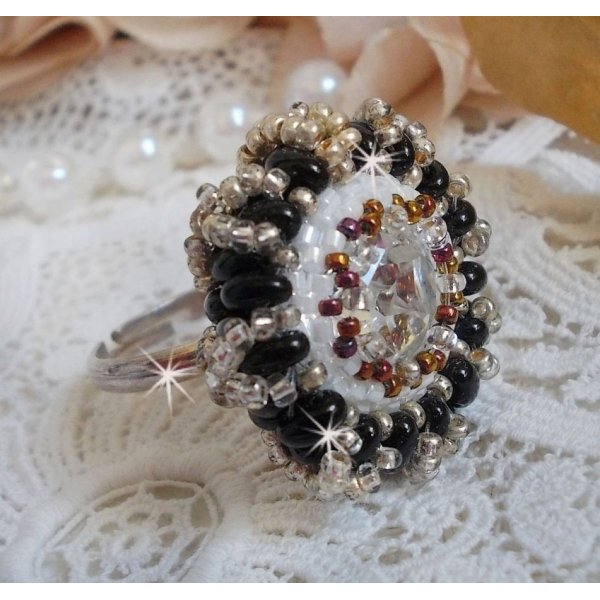 Bague Passion mont&eacute;e avec un cabochon en Cristal de Swarovski orn&eacute;e de rocailles aux couleurs : Noir, Gold Iris, Gold et Blanc avec des perles Twin Beads Noires sur support de bague argent&eacute; en Laiton