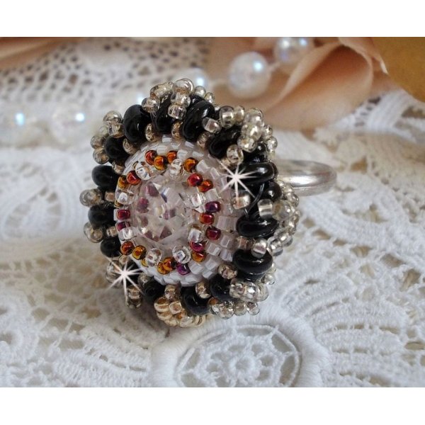 Bague Passion mont&eacute;e avec un cabochon en Cristal de Swarovski orn&eacute;e de rocailles aux couleurs : Noir, Gold Iris, Gold et Blanc avec des perles Twin Beads Noires sur support de bague argent&eacute; en Laiton
