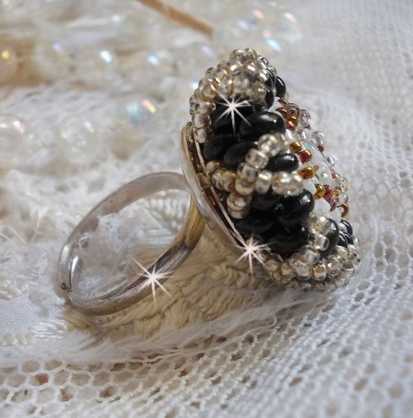 Bague Passion mont&eacute;e avec un cabochon en Cristal de Swarovski orn&eacute;e de rocailles aux couleurs : Noir, Gold Iris, Gold et Blanc avec des perles Twin Beads Noires sur support de bague argent&eacute; en Laiton