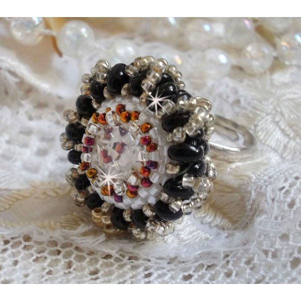 Bague Passion mont&eacute;e avec un cabochon en Cristal de Swarovski orn&eacute;e de rocailles aux couleurs : Noir, Gold Iris, Gold et Blanc avec des perles Twin Beads Noires sur support de bague argent&eacute; en Laiton