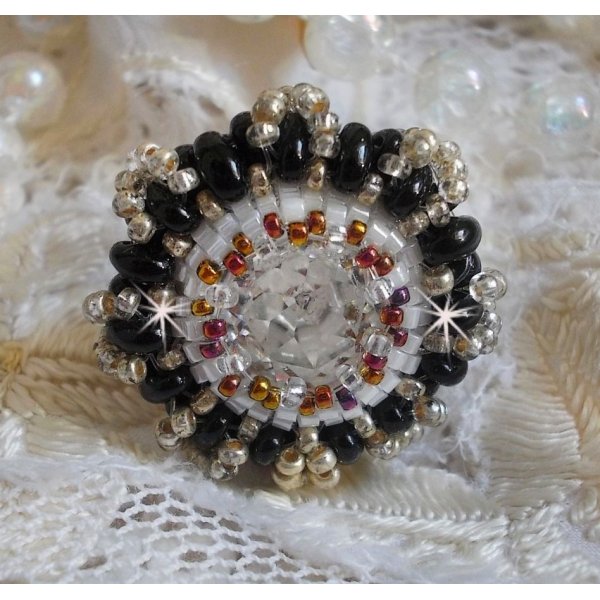 Bague Passion mont&eacute;e avec un cabochon en Cristal de Swarovski orn&eacute;e de rocailles aux couleurs : Noir, Gold Iris, Gold et Blanc avec des perles Twin Beads Noires sur support de bague argent&eacute; en Laiton