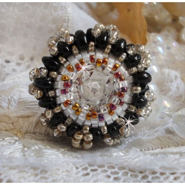 Bague Passion mont&eacute;e avec un cabochon en Cristal de Swarovski orn&eacute;e de rocailles aux couleurs : Noir, Gold Iris, Gold et Blanc avec des perles Twin Beads Noires sur support de bague argent&eacute; en Laiton