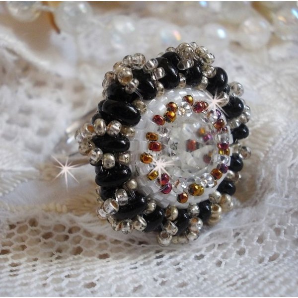 Bague Passion mont&eacute;e avec un cabochon en Cristal de Swarovski orn&eacute;e de rocailles aux couleurs : Noir, Gold Iris, Gold et Blanc avec des perles Twin Beads Noires sur support de bague argent&eacute; en Laiton