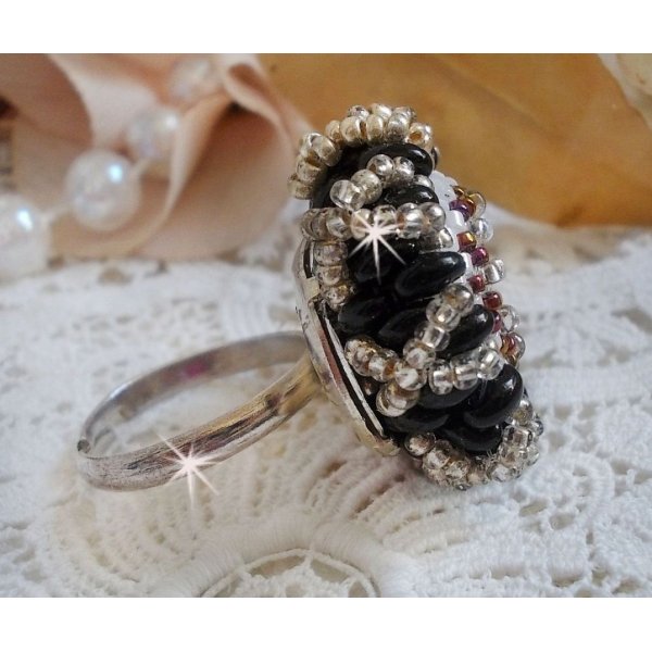 Bague Passion mont&eacute;e avec un cabochon en Cristal de Swarovski orn&eacute;e de rocailles aux couleurs : Noir, Gold Iris, Gold et Blanc avec des perles Twin Beads Noires sur support de bague argent&eacute; en Laiton