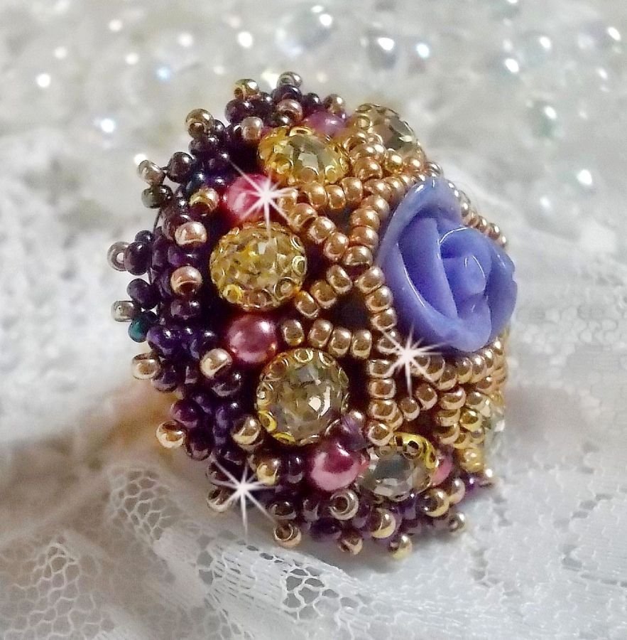 Bague La Passionnée de Venise brodée avec une fleur en résine violette et des strass Crystal