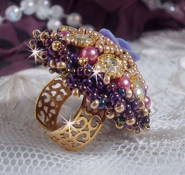 Bague La Passionn&eacute;e de Venise brod&eacute;e avec cabochon en forme de rose couleur Parme orn&eacute;e de strass en Cristal, perles rondes nacr&eacute;es en verre Rose et rocailles Purple sur une bague ajour&eacute;e