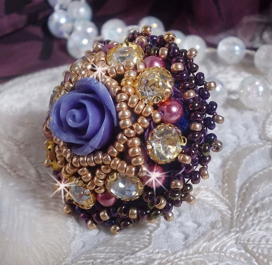 Bague La Passionnée de Venise brodée avec une fleur en résine violette et des strass Crystal