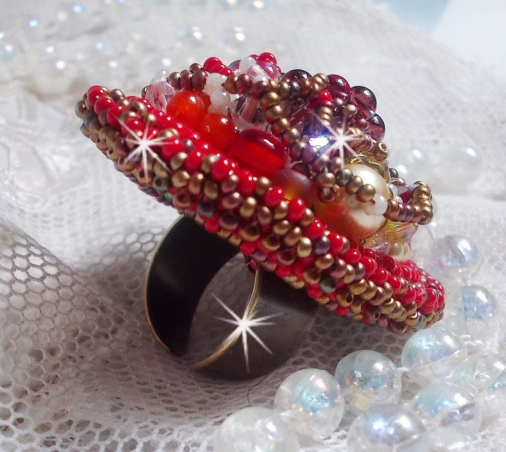 Bague Printemps Coloré brodée avec des Cristaux de Swarovski, des perles rondes nacrées, un cône filigranée et des rocailles