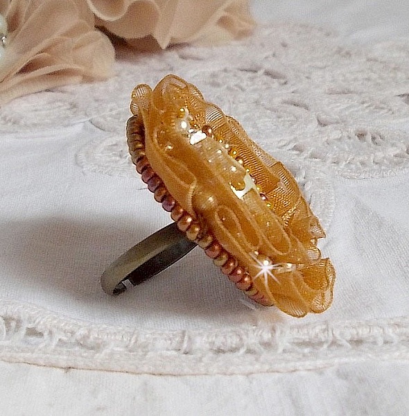 Bague Reflets de Ros&eacute;e brod&eacute;e avec un cam&eacute; ovale Ivoire &agrave; laquelle s'ajoute facettes, perles rondes nacr&eacute;es et rocailles aux couleurs Marron, Ivoire, Caramel sur une bague en laiton Bronze         