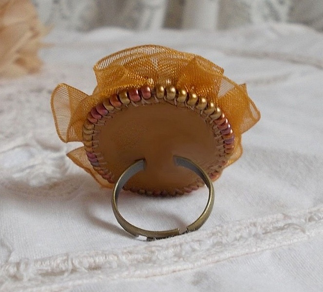 Bague Reflets de Ros&eacute;e brod&eacute;e avec un cam&eacute; ovale Ivoire &agrave; laquelle s'ajoute facettes, perles rondes nacr&eacute;es et rocailles aux couleurs Marron, Ivoire, Caramel sur une bague en laiton Bronze         
