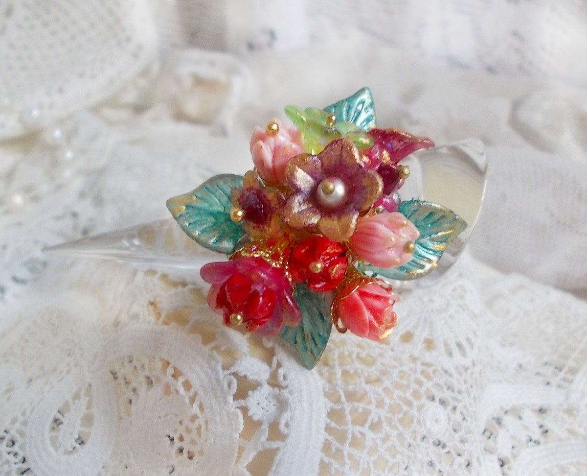 Bague Roseraie Provençale créée avec des toupies de Swarovski, des perles en résine, acrylique, verre et accessoires en laiton doré