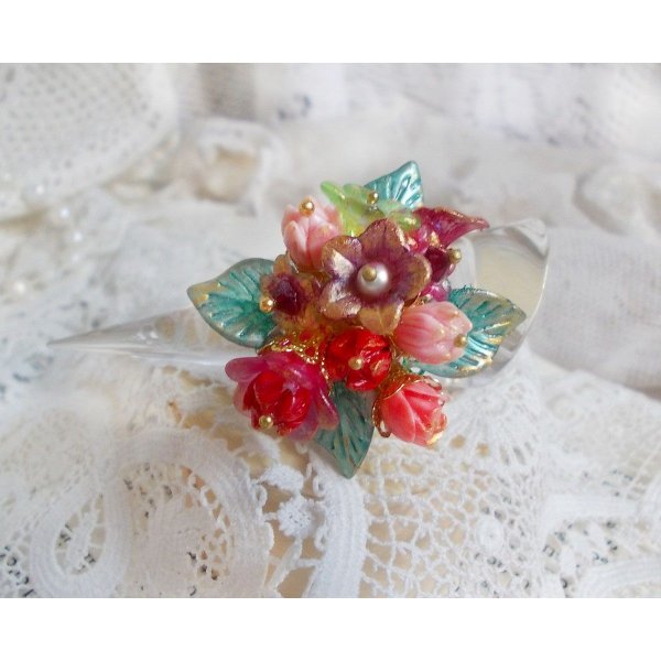 Bague Roseraie Proven&ccedil;ale cr&eacute;&eacute;e avec des toupies de Swarovski, des perles en r&eacute;sine, acrylique, verre et accessoires en laiton dor&eacute;