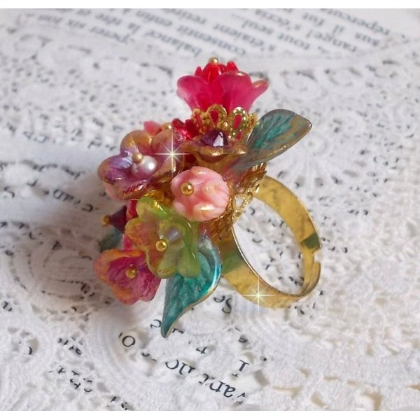 Bague Roseraie Proven&ccedil;ale cr&eacute;&eacute;e avec des toupies de Swarovski, des perles en r&eacute;sine, acrylique, verre et accessoires en laiton dor&eacute;