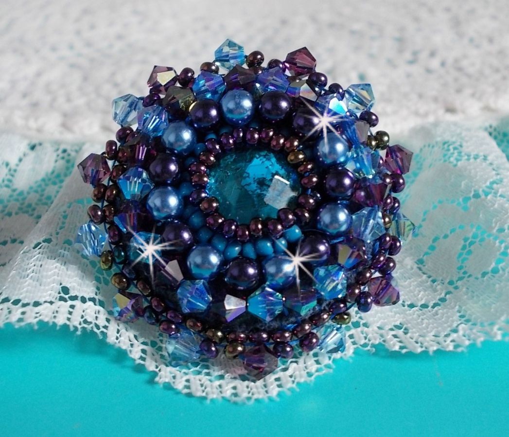 Bague Roses Bleues Royales brodée avec un cabochon en verre et de très belles perles façon baroque