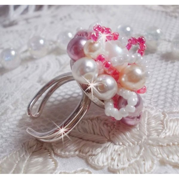 Bague Roses D&eacute;tente est brod&eacute;e avec des cristaux de Swarovski, une bague en argent massif 925/1000 et des rocailles