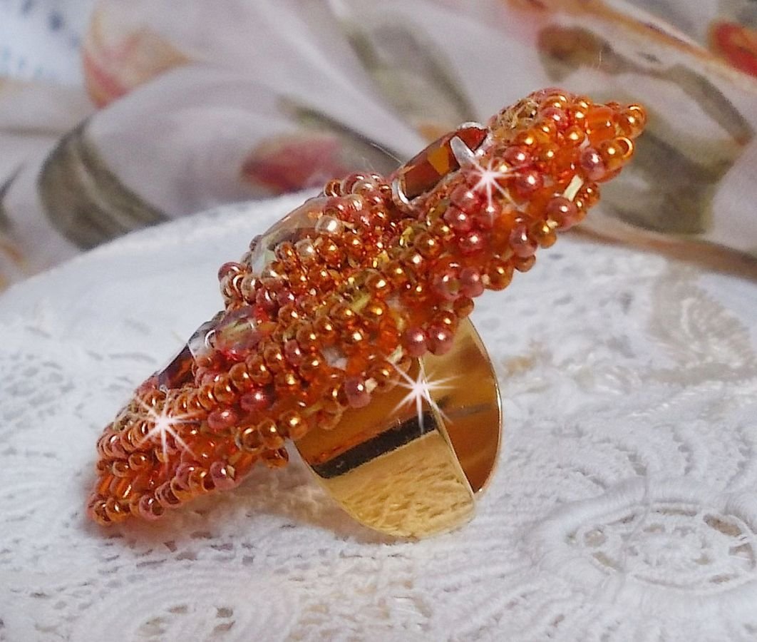 Bague Rumba brodée avec un beau crystal de Swarovski orange, des facettes et des rocailles Miyuki