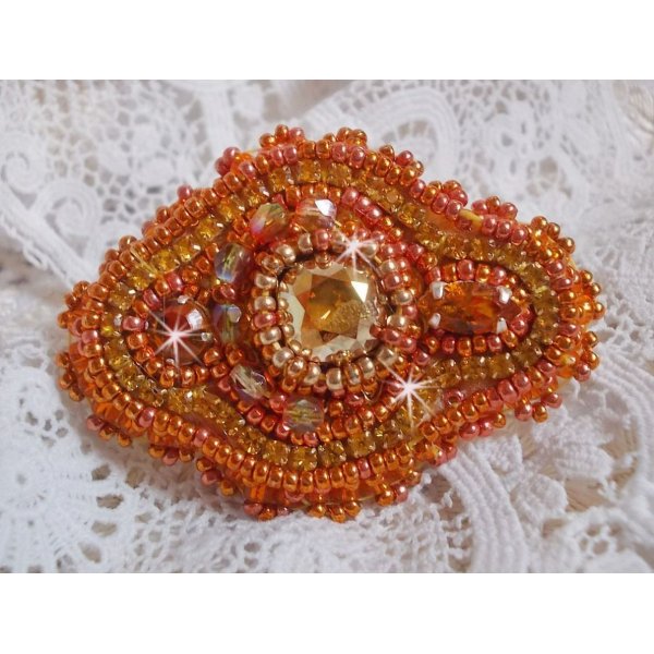 Bague Rumba brodée avec un beau crystal de Swarovski orange, des facettes et des rocailles Miyuki